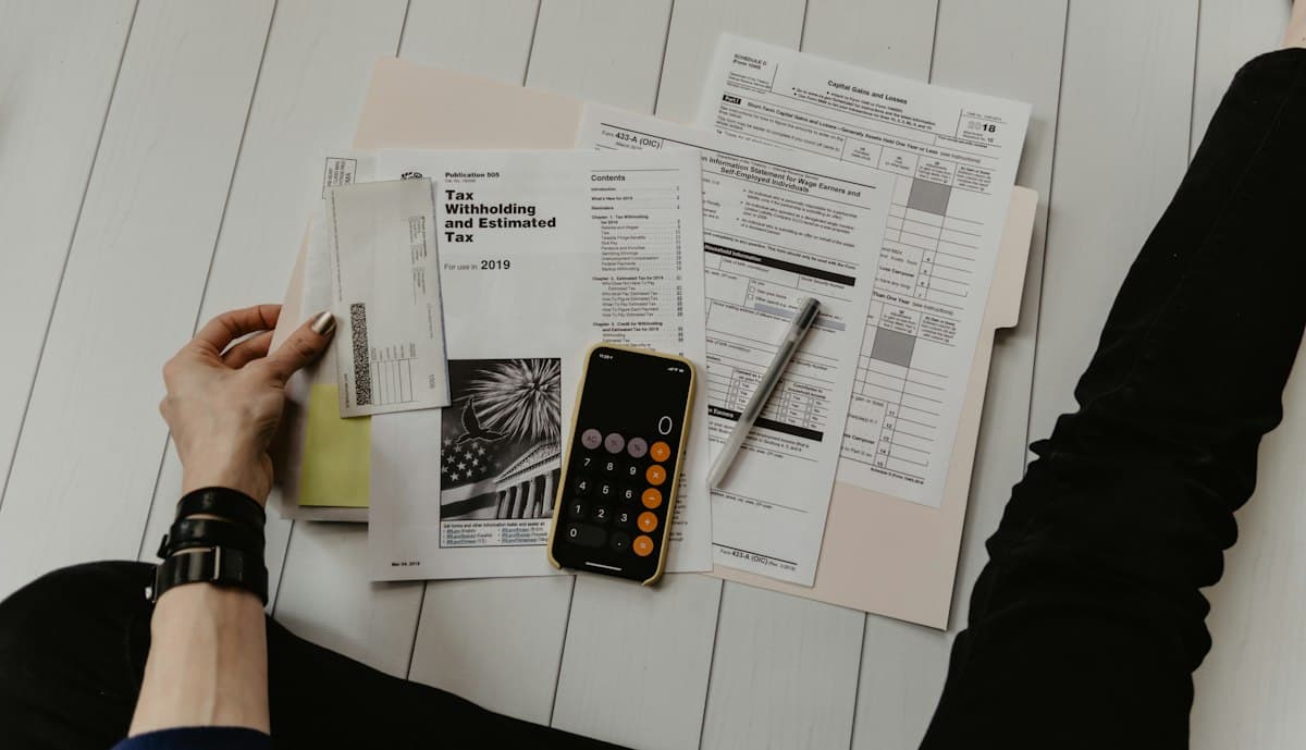 Factures, calculatrice et documents de budget