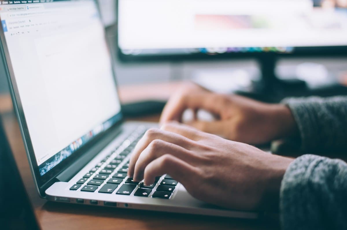 Mains sur le clavier d’un ordinateur portable